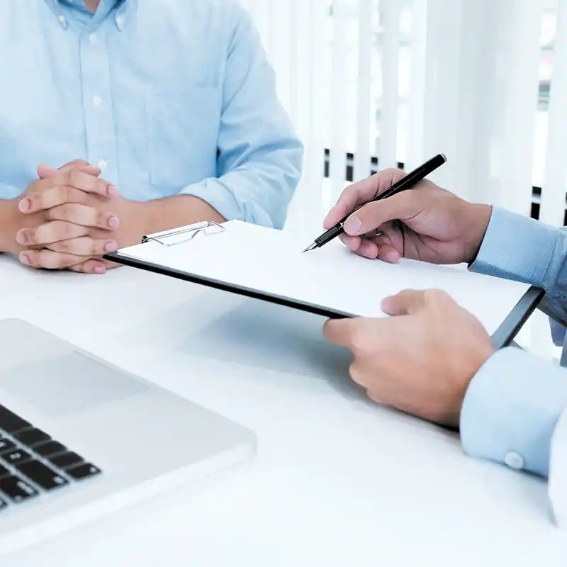 Doctor escribiendo una receta médica durante una consulta